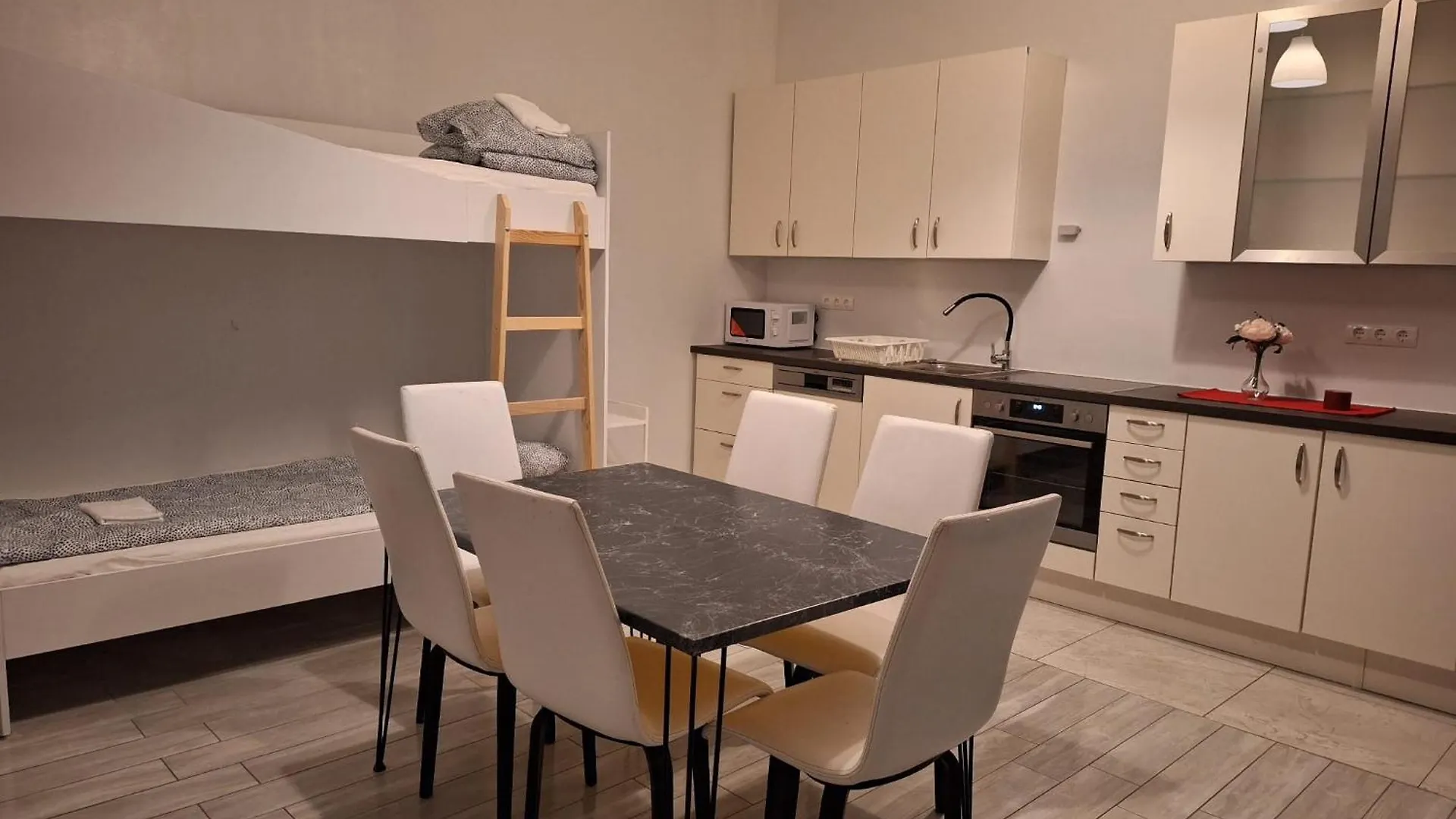 Betariel'Com Donau Zentrum Viena 0*,  Áustria